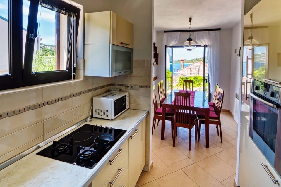 Family House | Private kitchen | Full-size fridge, microwave, oven, stovetop