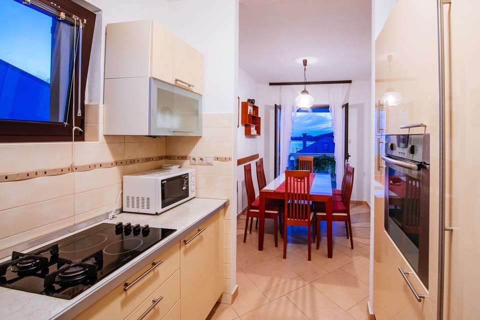 Family House | Private kitchen | Full-size fridge, microwave, oven, stovetop