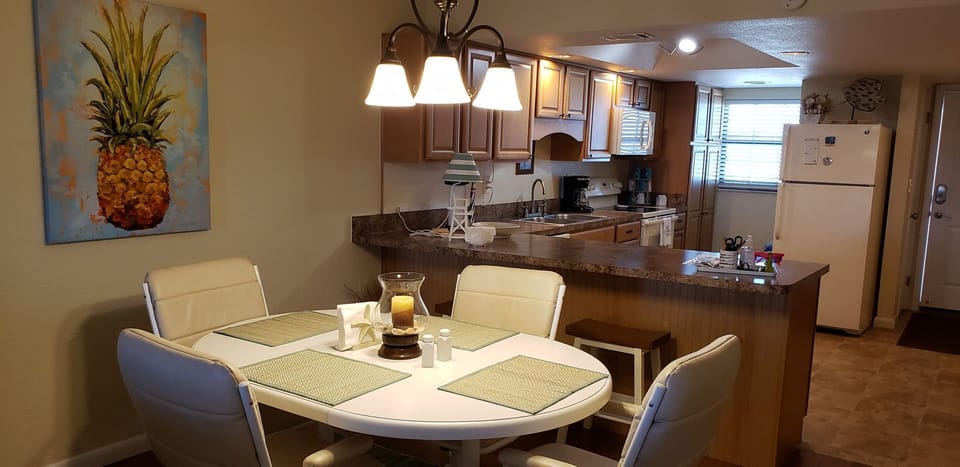 Dining & Kitchen Area