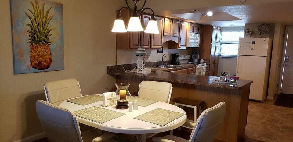 Dining & Kitchen Area