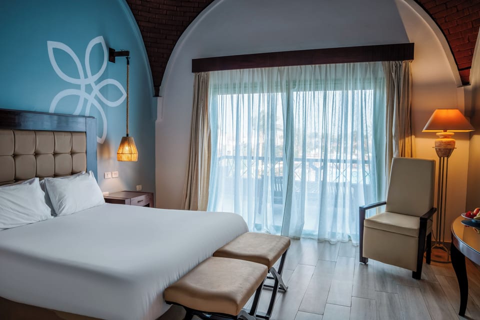 Standard Room | Minibar, in-room safe, soundproofing, iron/ironing board