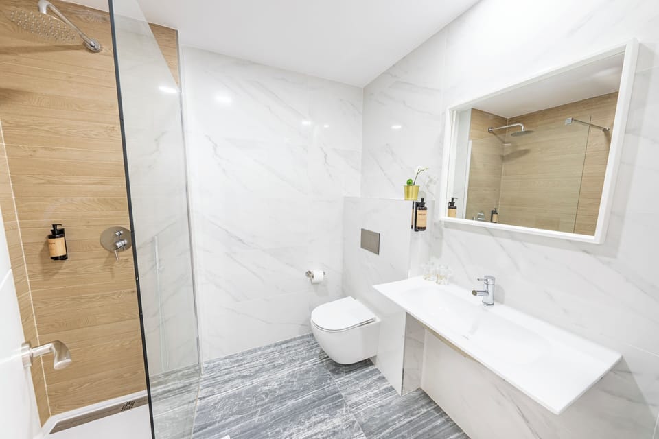 1 King Bed | Bathroom | Free toiletries, hair dryer, towels