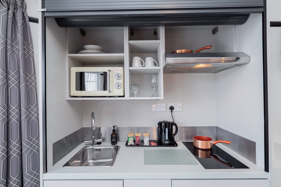 Kitchenette with microwave, hob, fridge & kettle
