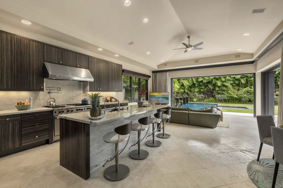 KITCHEN - Kitchen is well-equipped with luxury appliances