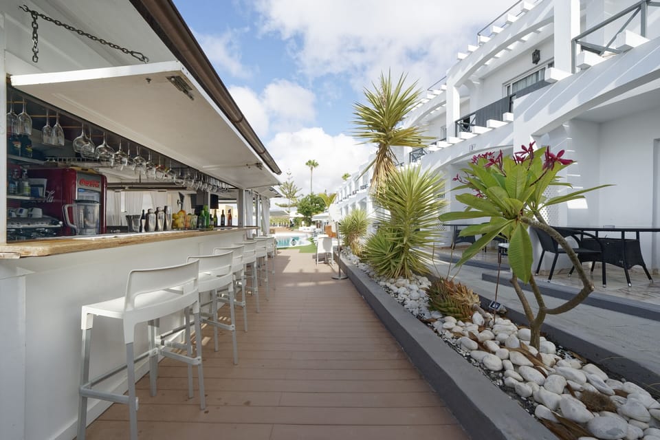 Poolside bar