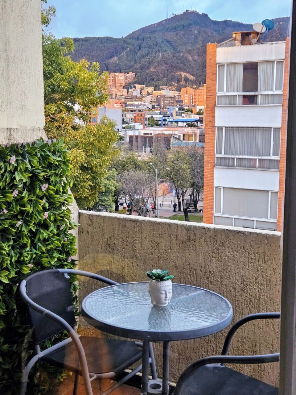 Enjoy your morning coffee or your favourite bottle of wine with WoW MTN views