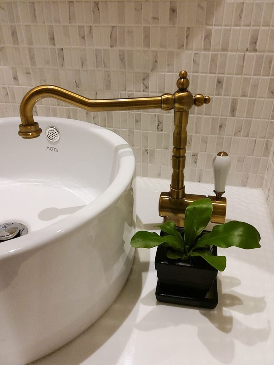 Bathroom sink