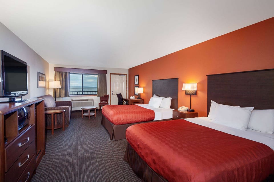 Desk, blackout drapes, iron/ironing board, free WiFi