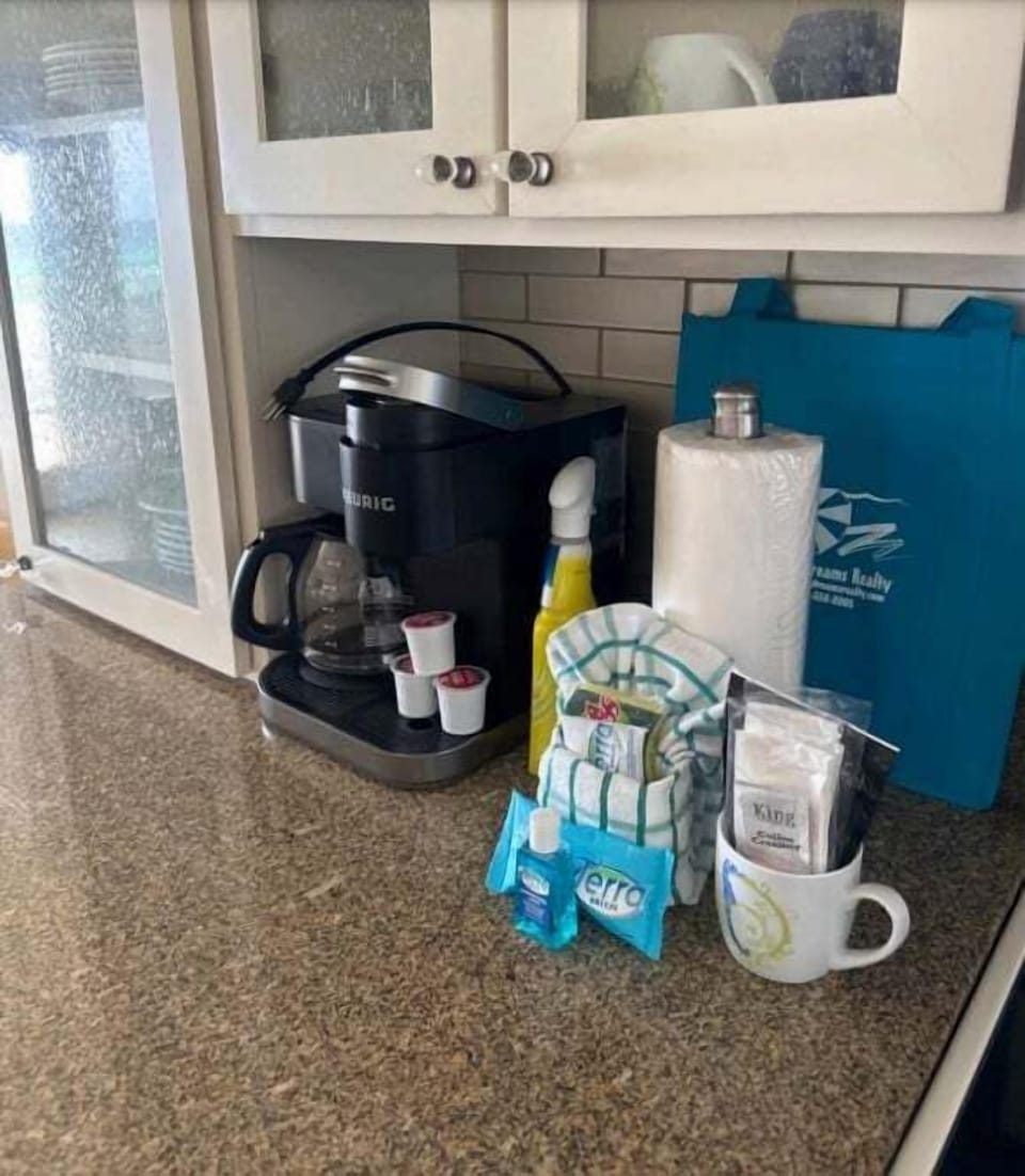 Coffee Station With Combo Pot and Single Cup Brew Options
