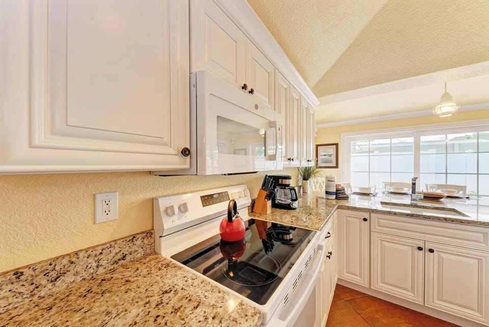Fridge, stovetop, dishwasher