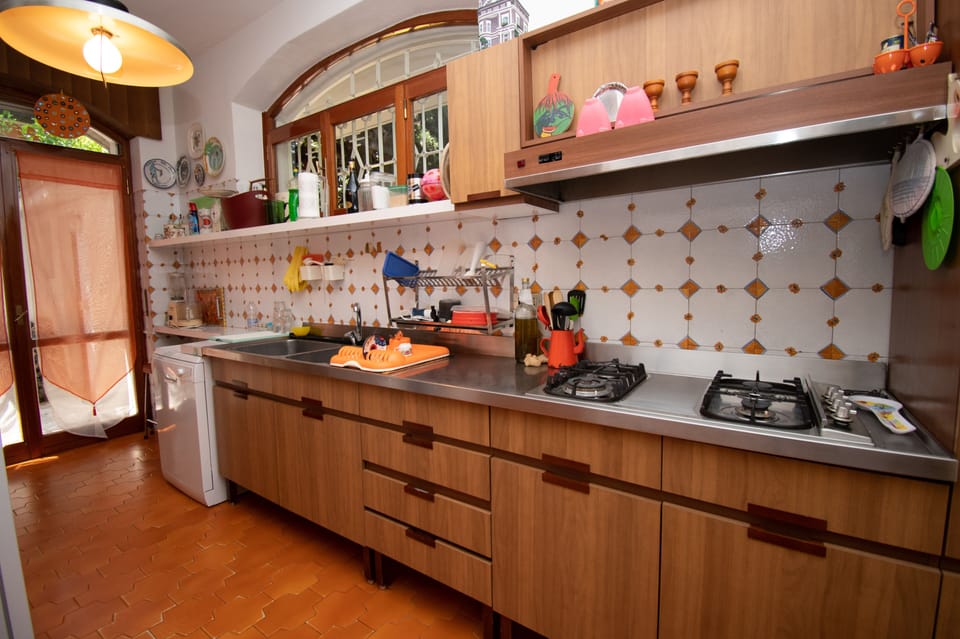 Classic Villa | Private kitchen | Full-size fridge, microwave, oven, stovetop