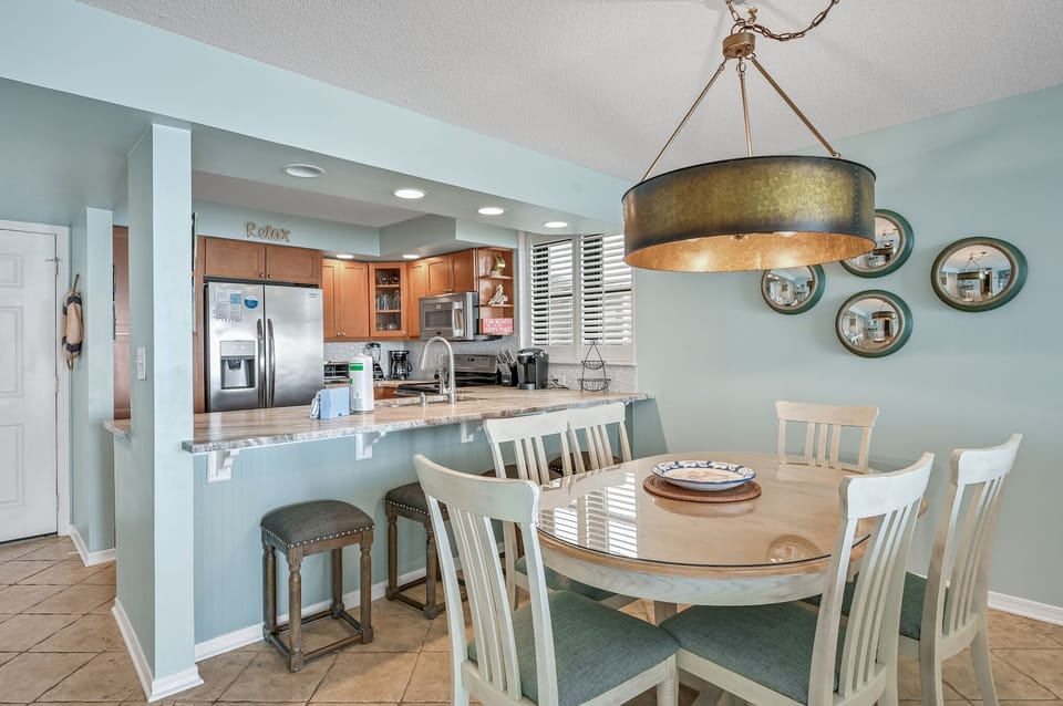 Kitchen & Dining
