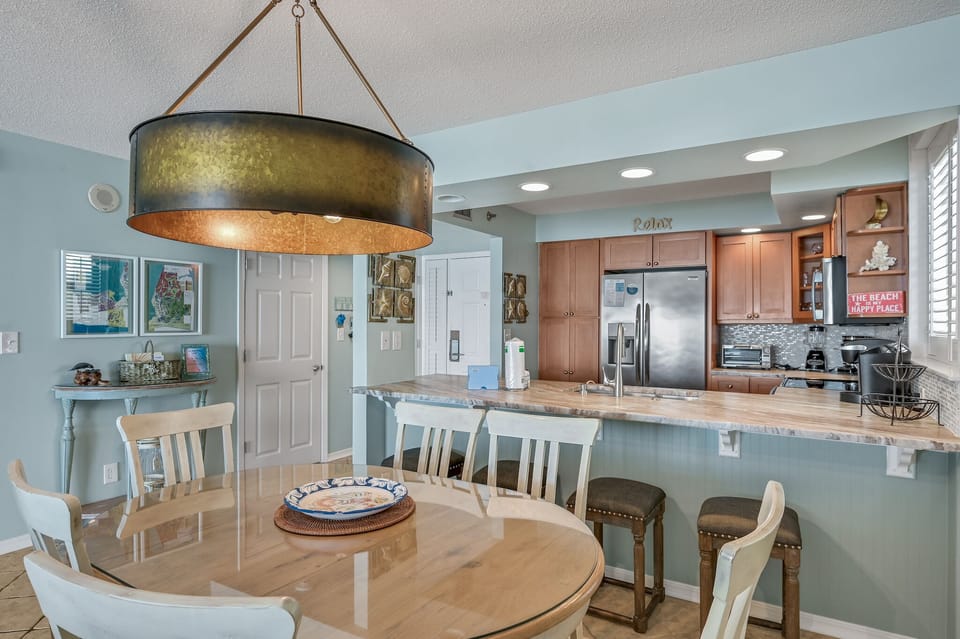 Kitchen & Dining