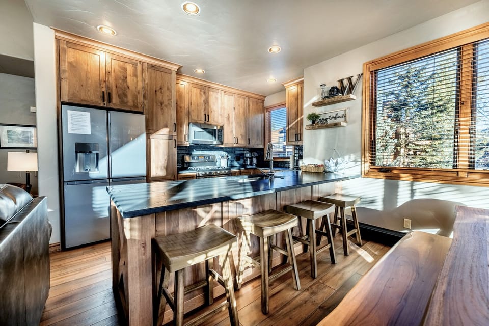 Luxury eat in kitchen