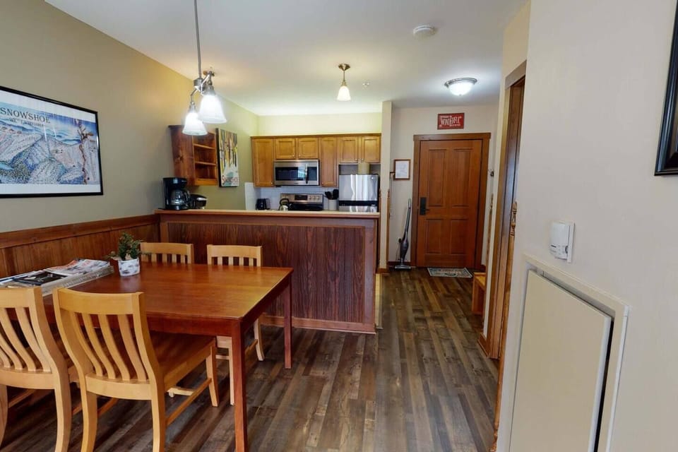 ★ Convenient & Thoughtful★ Designed and furnished with convenience in mind, the dining area provides comfortable sitting for 4.