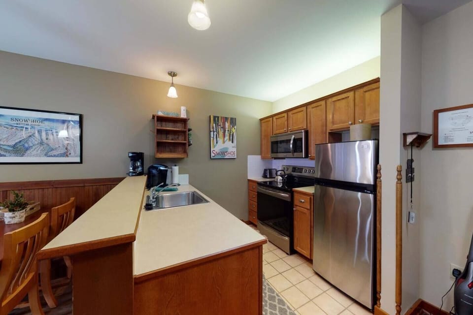 ★ Local Cuisine & Home cooking ★ The Village of Snowshoe offers outstanding dining options but our kitchen is fully equipped if you want to showcase your chef skills.