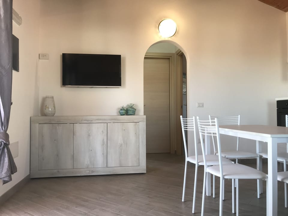 Dettaglio soggiorno/pranzo con angolo Smart Tv 43"