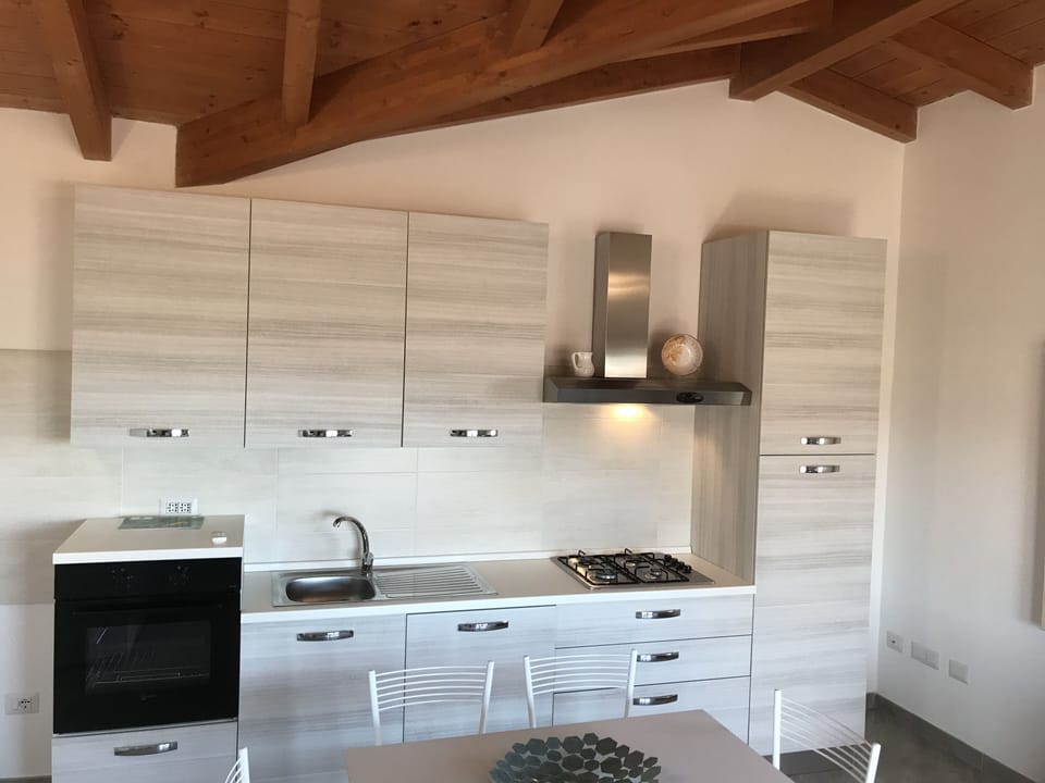 Cucina completa di tutti gli elettrodomestici incluso forno e lavastoviglie