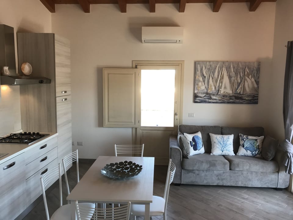 Ampio living con cucina e zona pranzo