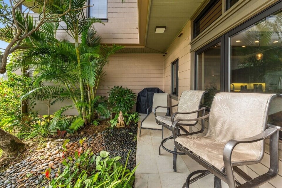 Start your day with sunrise coffee, end it with starlit cocktails. Please note the grill has been removed but there are gas grills at both pools