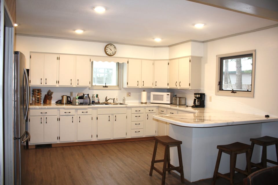 Completely renovated kitchen with new countertops! New Samsung appliances!