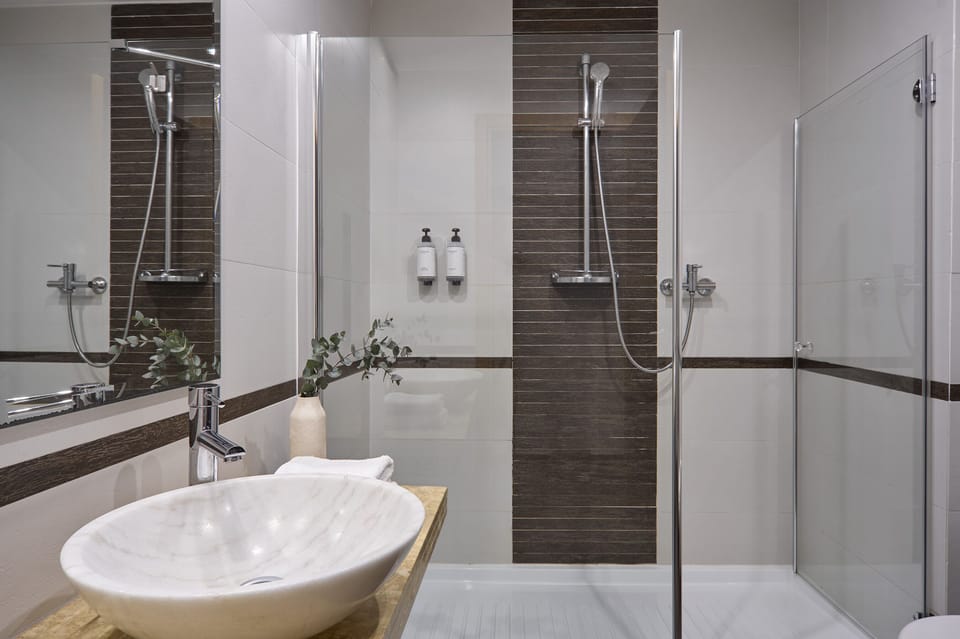 Rainfall showerhead, eco-friendly toiletries, hair dryer, slippers