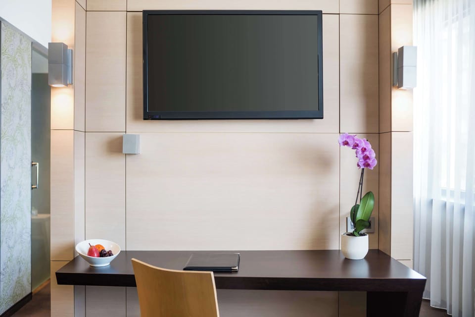 Junior Suite | Hypo-allergenic bedding available, minibar, in-room safe, desk