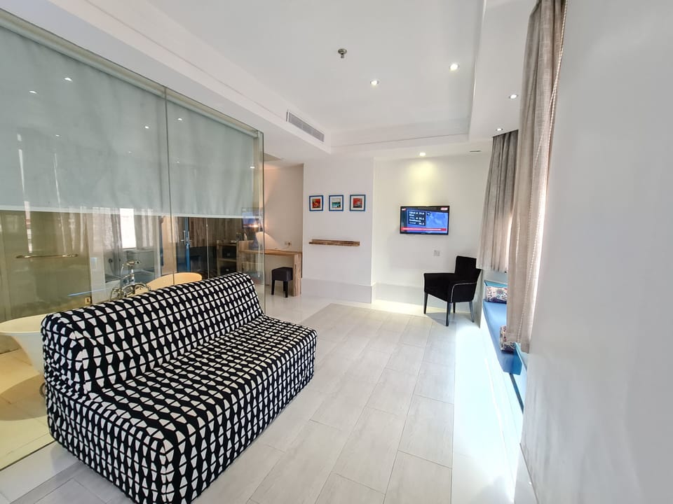 Desk, blackout drapes, free WiFi, bed sheets