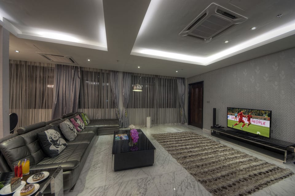 3 Bedroom Idol Suite | Living area | 29-inch LED TV with cable channels, TV