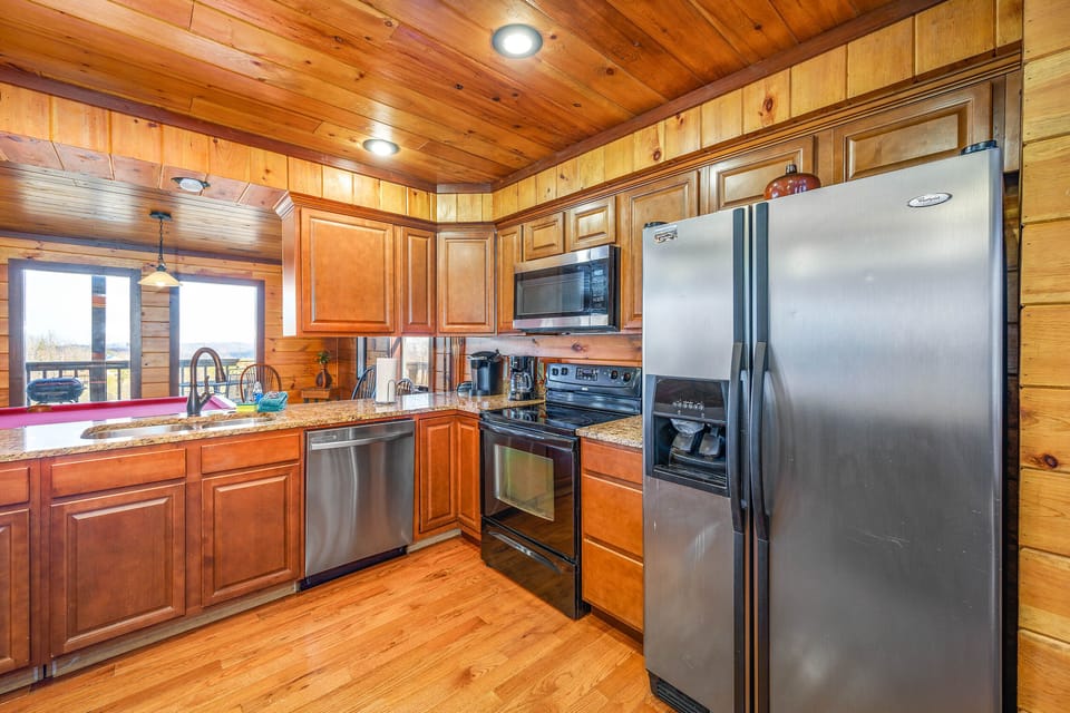 【Kitchen】Equipped kitchen with recently updated stainless appliances!