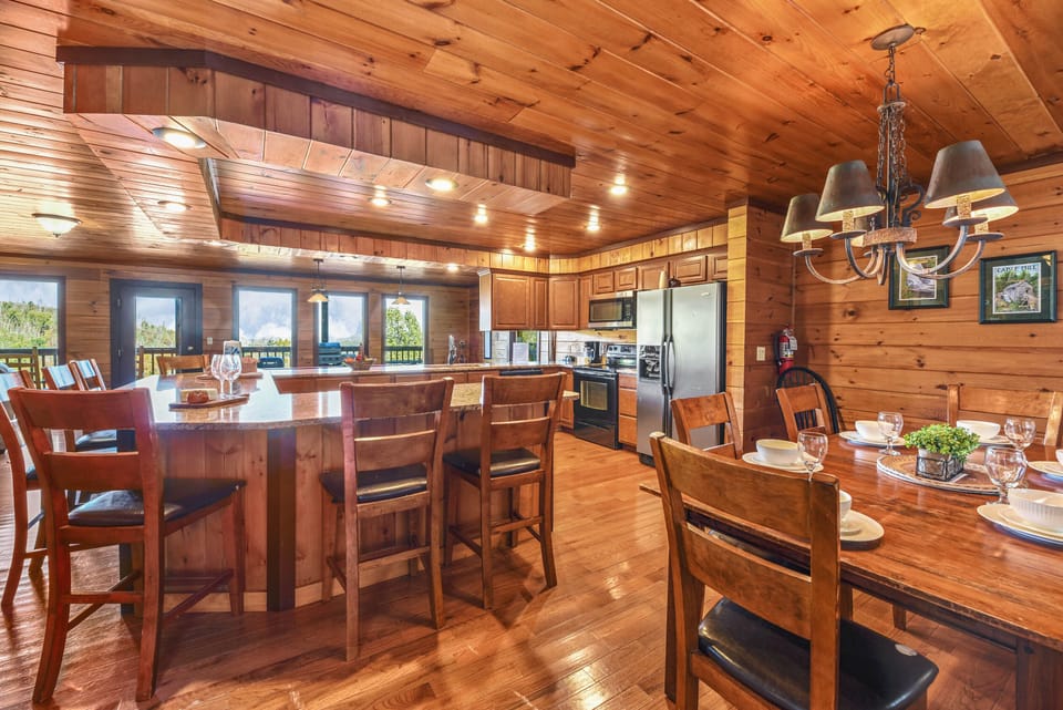 【Kitchen + Dining】Have more guests? There's an adjacent dining table perfect for your guests.