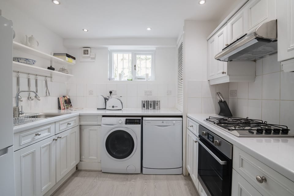House (2 Bedrooms) | Private kitchen | Fridge, microwave, oven, coffee/tea maker