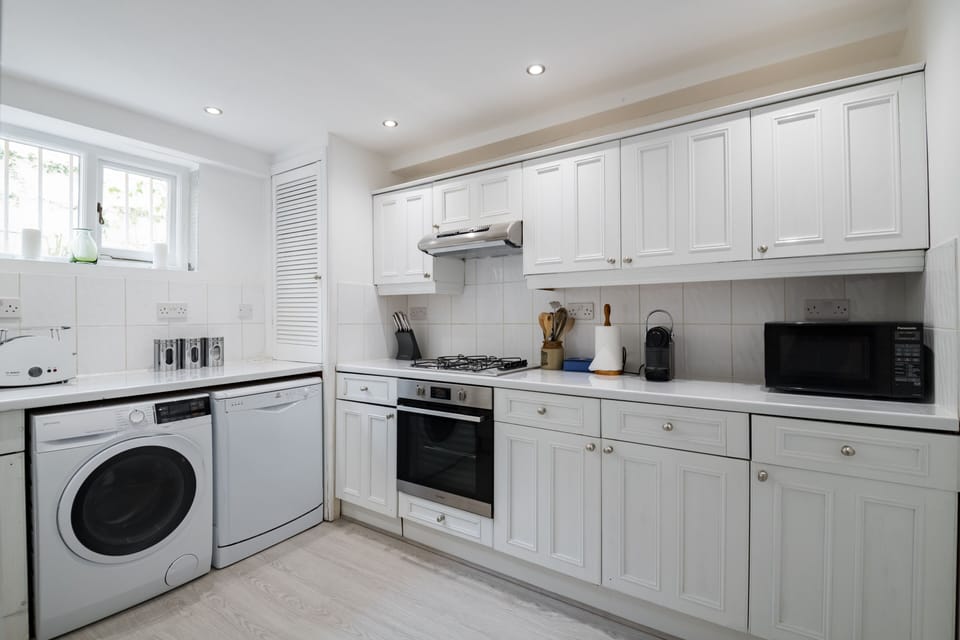 House (2 Bedrooms) | Private kitchen | Fridge, microwave, oven, coffee/tea maker