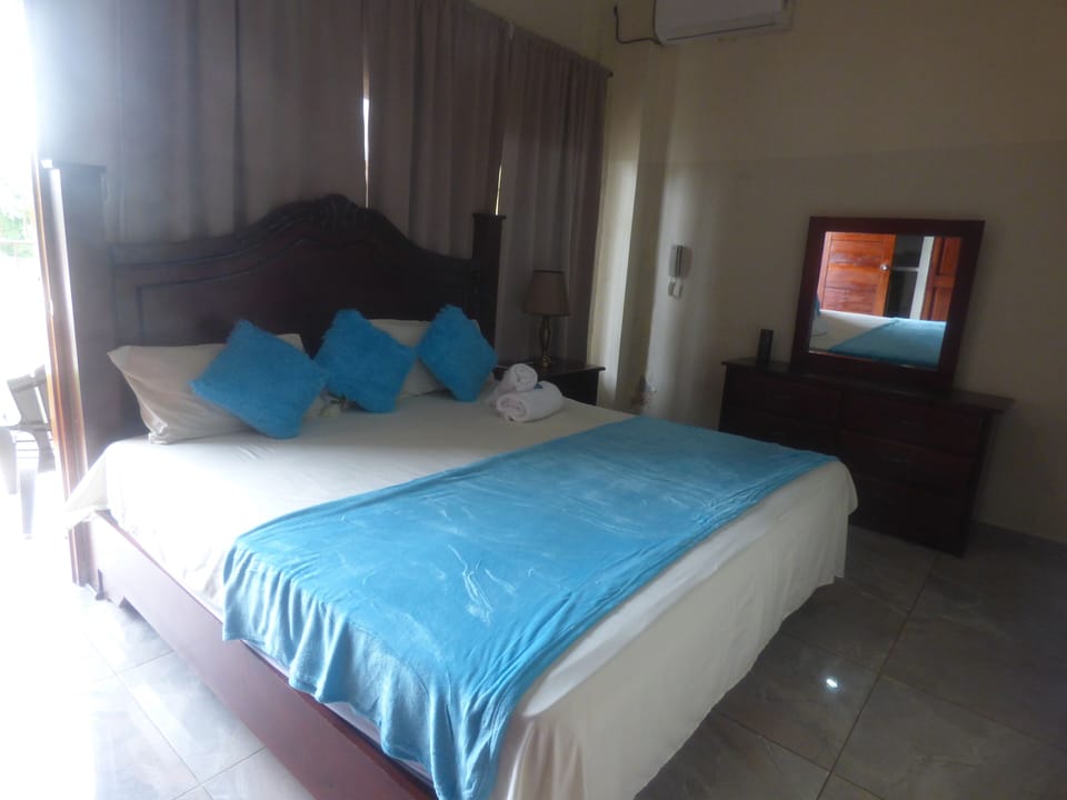 Executive Double Room | Premium bedding, Tempur-Pedic beds, laptop workspace, blackout drapes
