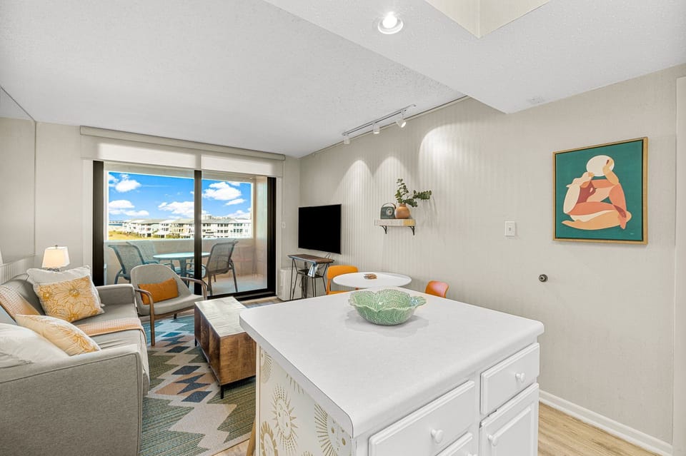 Perfect sized condo for 1-4 guests. Solo trip, couples’ retreat, honey/babymoon