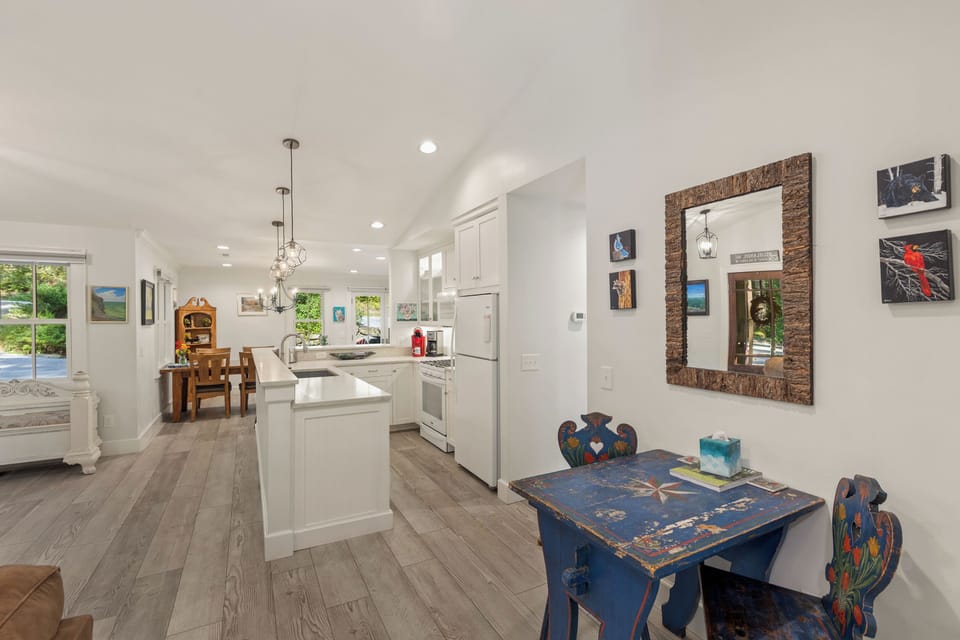 Breakfast Table / Kitchen