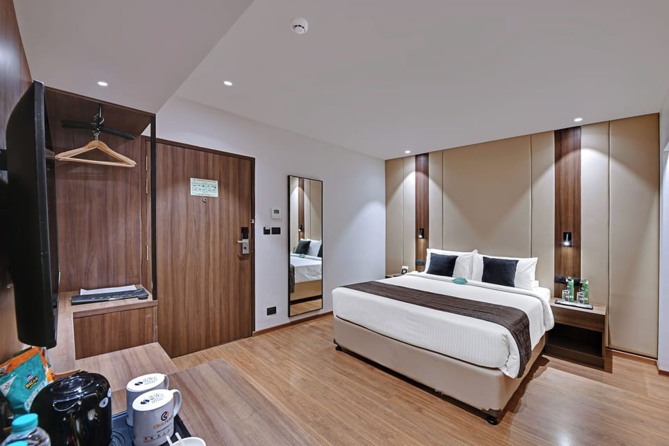 Premium Room, 1 King Bed | Premium bedding, minibar, in-room safe, desk
