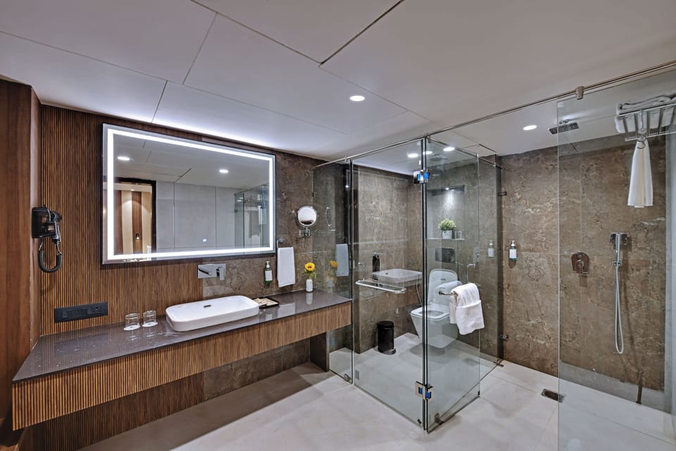 Studio Suite | Bathroom | Shower, free toiletries, hair dryer, slippers