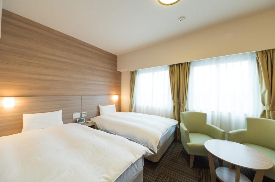 In-room safe, laptop workspace, blackout drapes, iron/ironing board