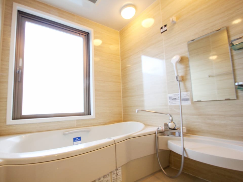 Deluxe Double Room, Non Smoking | Bathroom | Combined shower/tub, free toiletries, hair dryer, slippers