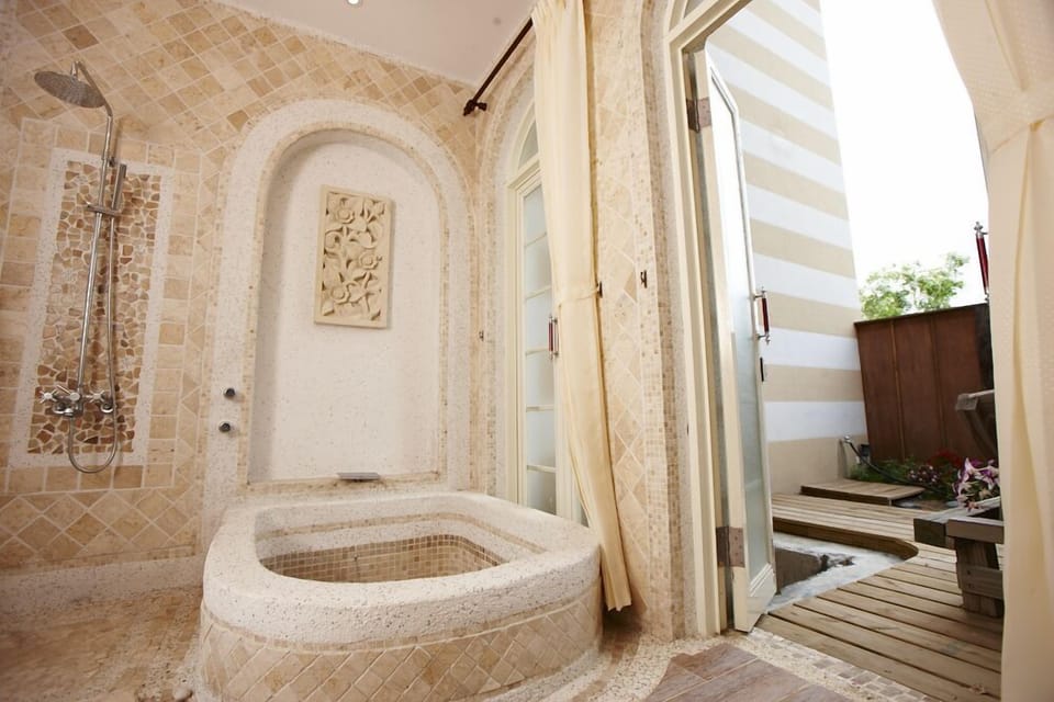 Deep soaking bathtub