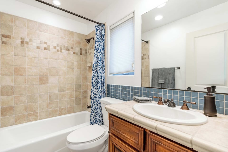Full Bathroom | Towels | Shampoo, Conditioner, and Body Wash