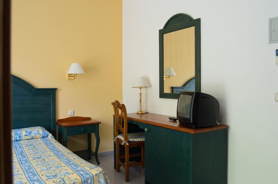 Twin Room | Desk, WiFi (free), bed sheets