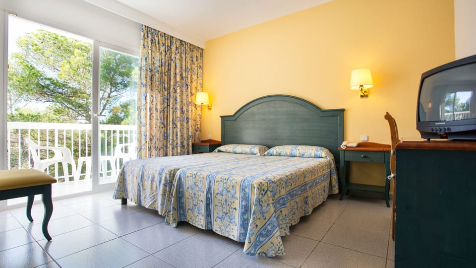 Twin Room | Desk, WiFi (free), bed sheets