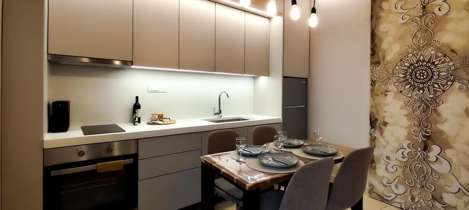 Fridge, oven, stovetop, electric kettle