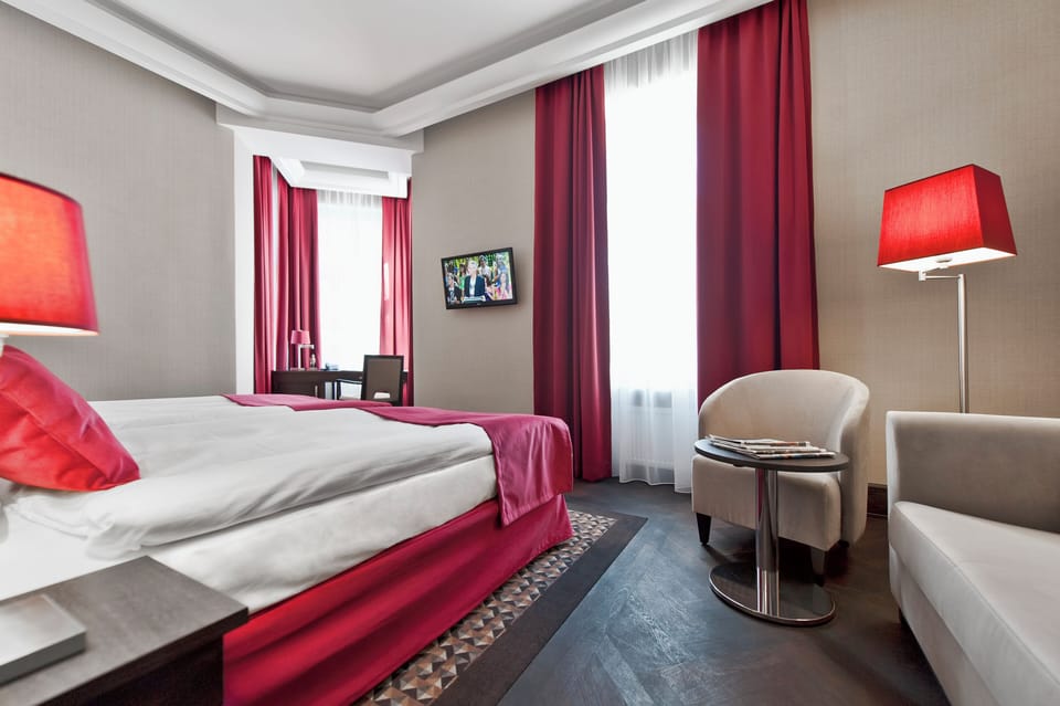 Deluxe Room | Hypo-allergenic bedding, minibar, in-room safe, desk