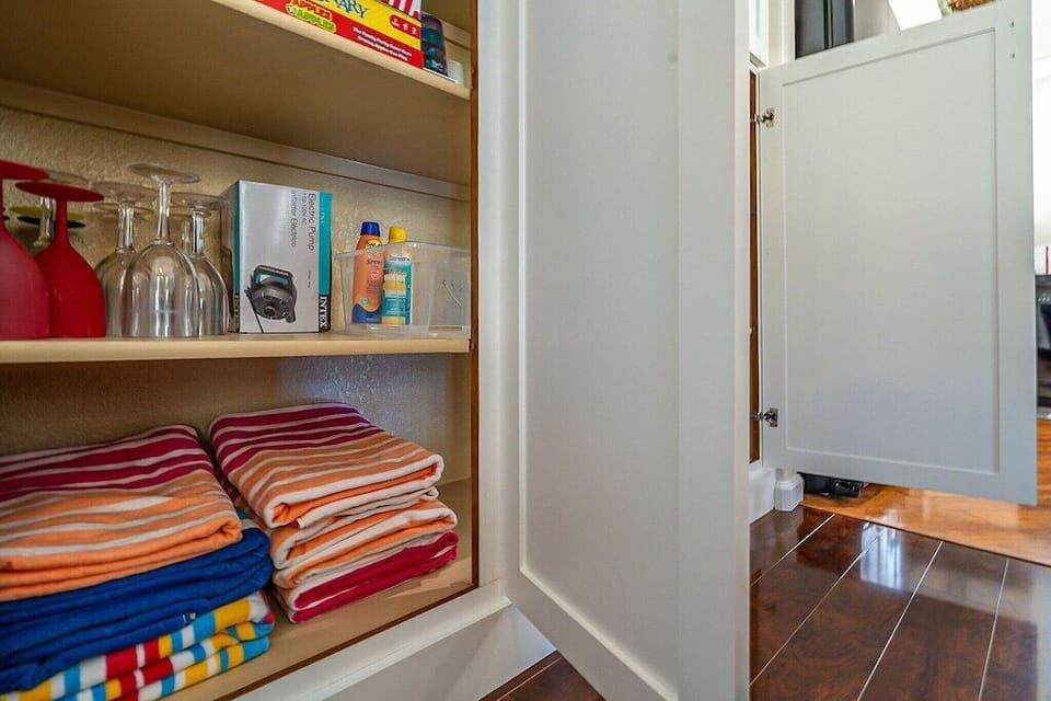 Kitchen: Pool Towels + Pool Float Electric Air Pump