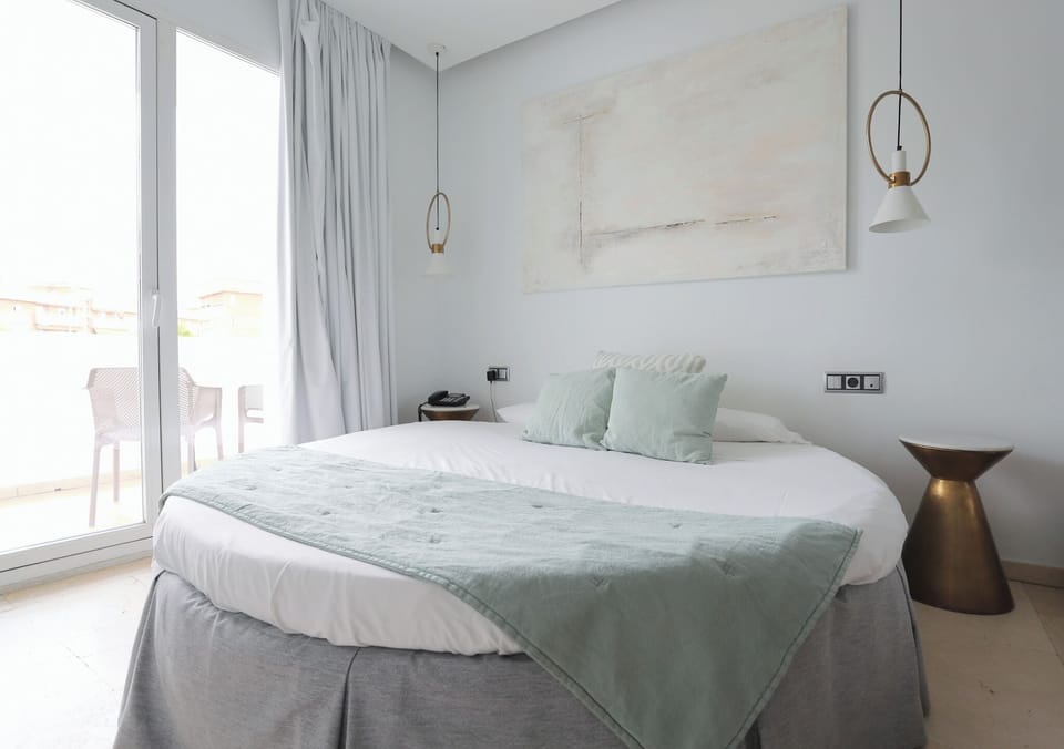 Romantic Room | In-room safe, desk, laptop workspace, soundproofing
