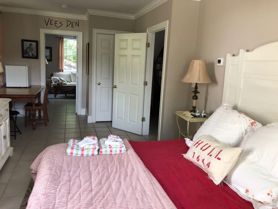 Room (Anna Rose - Queen) | Laptop workspace, iron/ironing board, free WiFi, bed sheets
