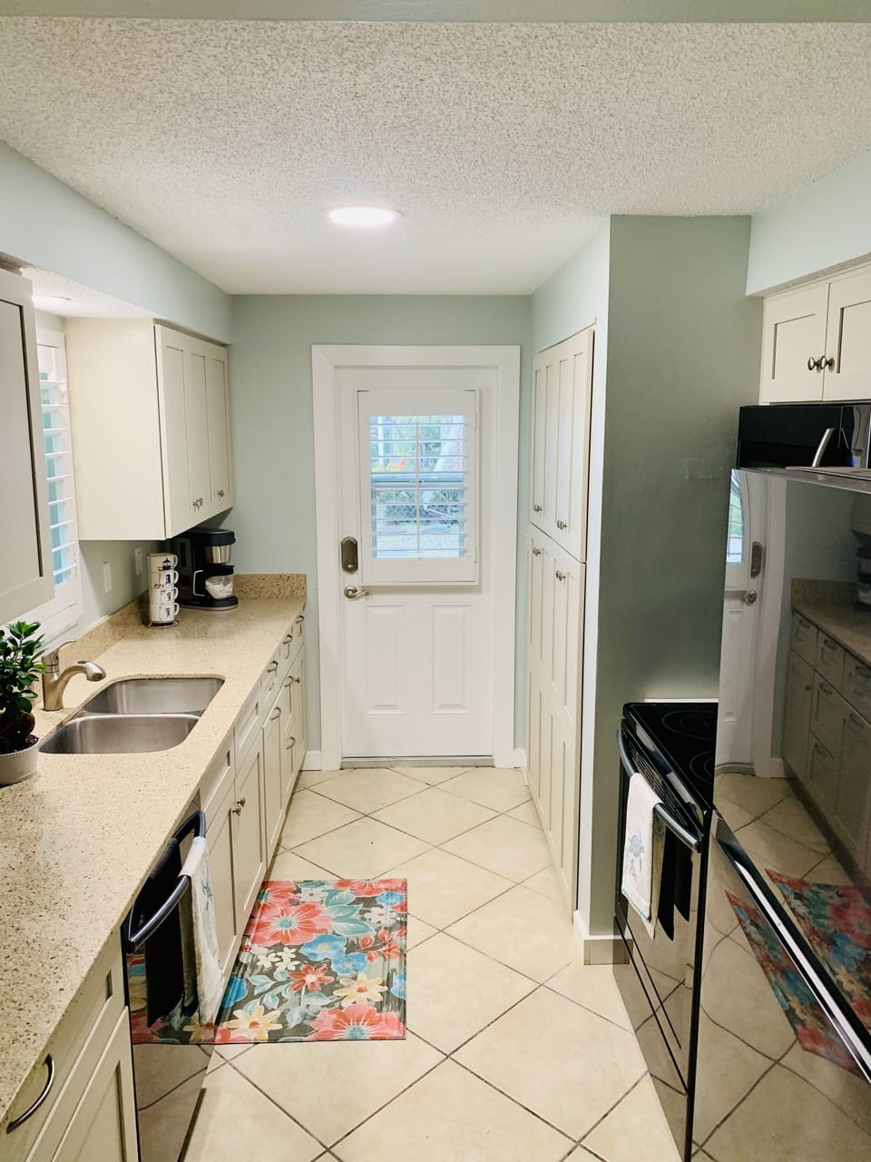 Fully equipped kitchen. 